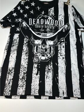 Deadwood Skull Flag Graphic Tee - Black & White
